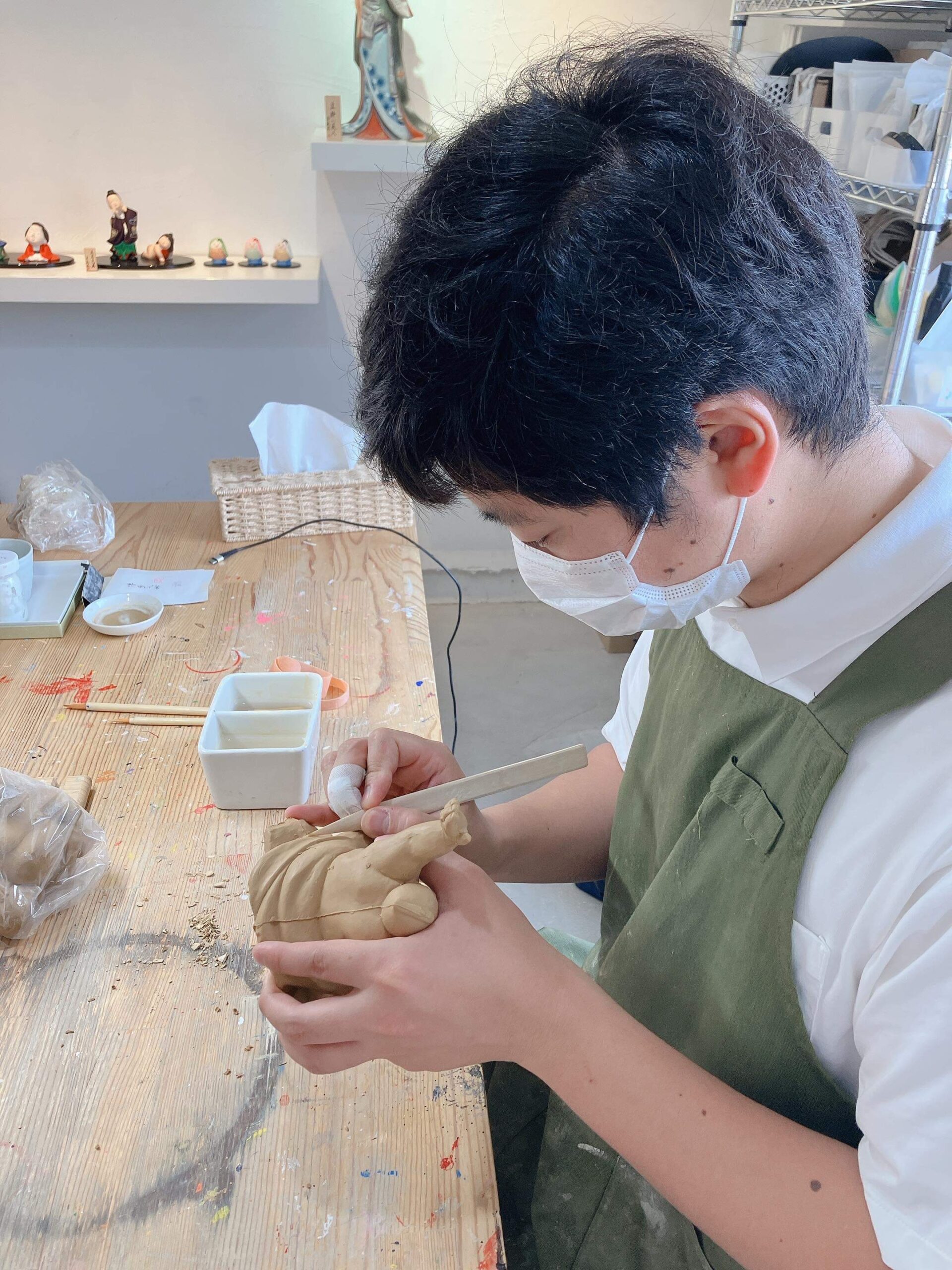 型を作る田中さん