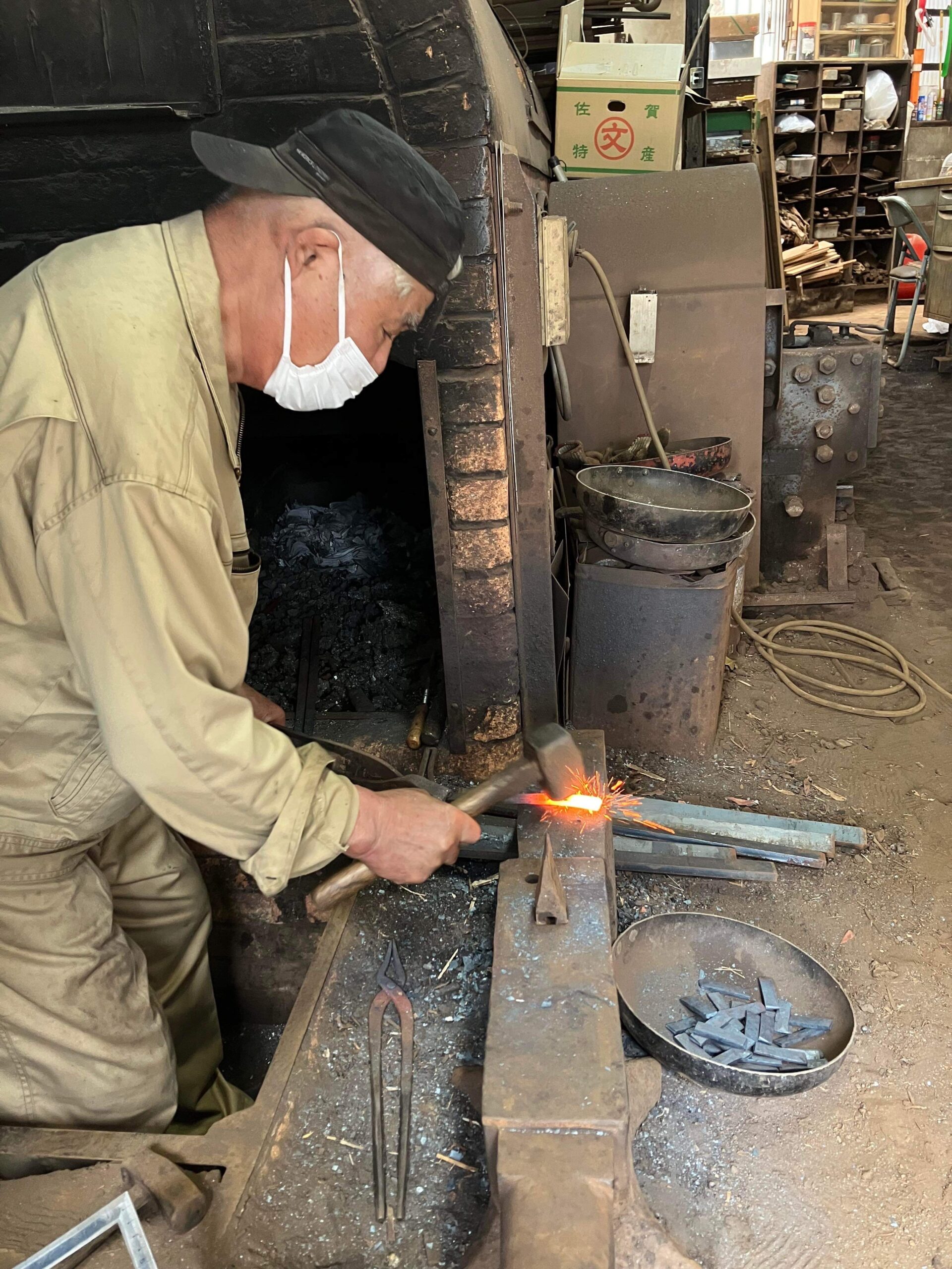 灼熱の中、鉄を打つ大庭さん