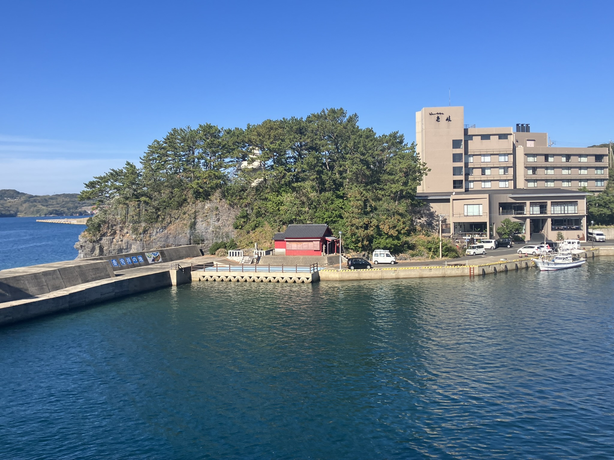 港内に入るとホテルの全景が見えます