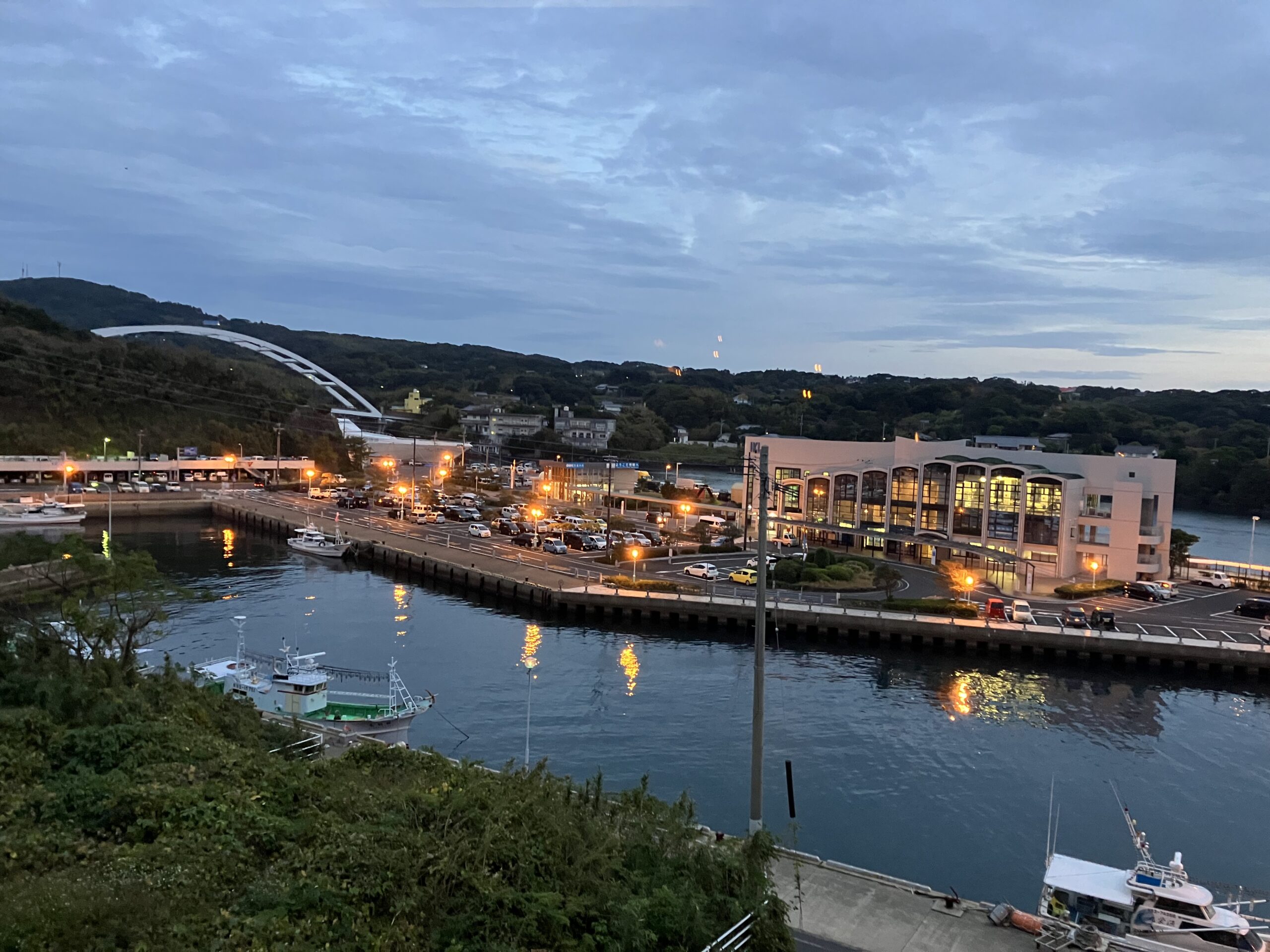 郷ノ浦のシンボル「郷ノ浦大橋」の眺め