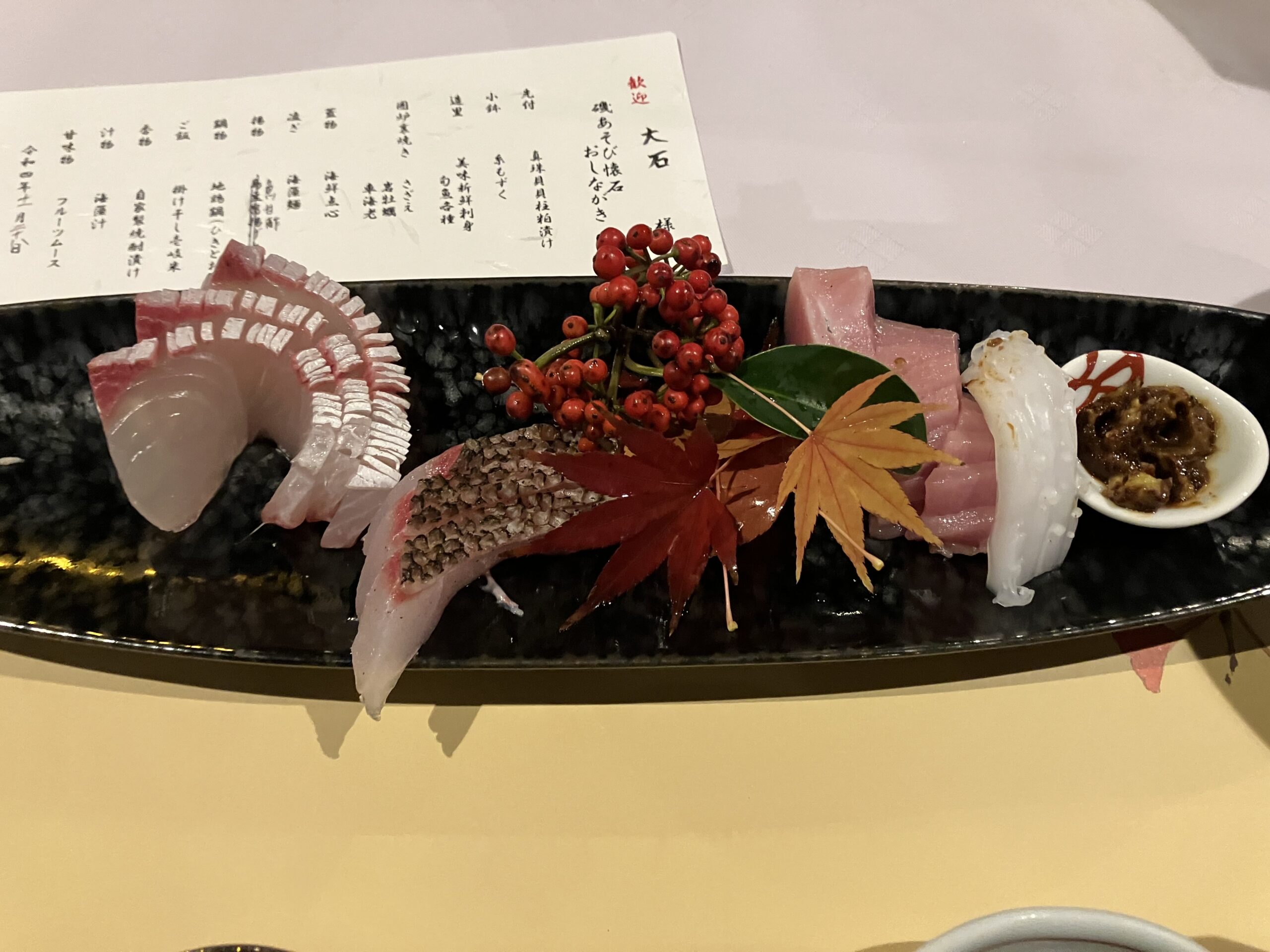 新鮮な壱岐のお刺身と社長自家製の絶品柚子胡椒を入れた刺身醤油