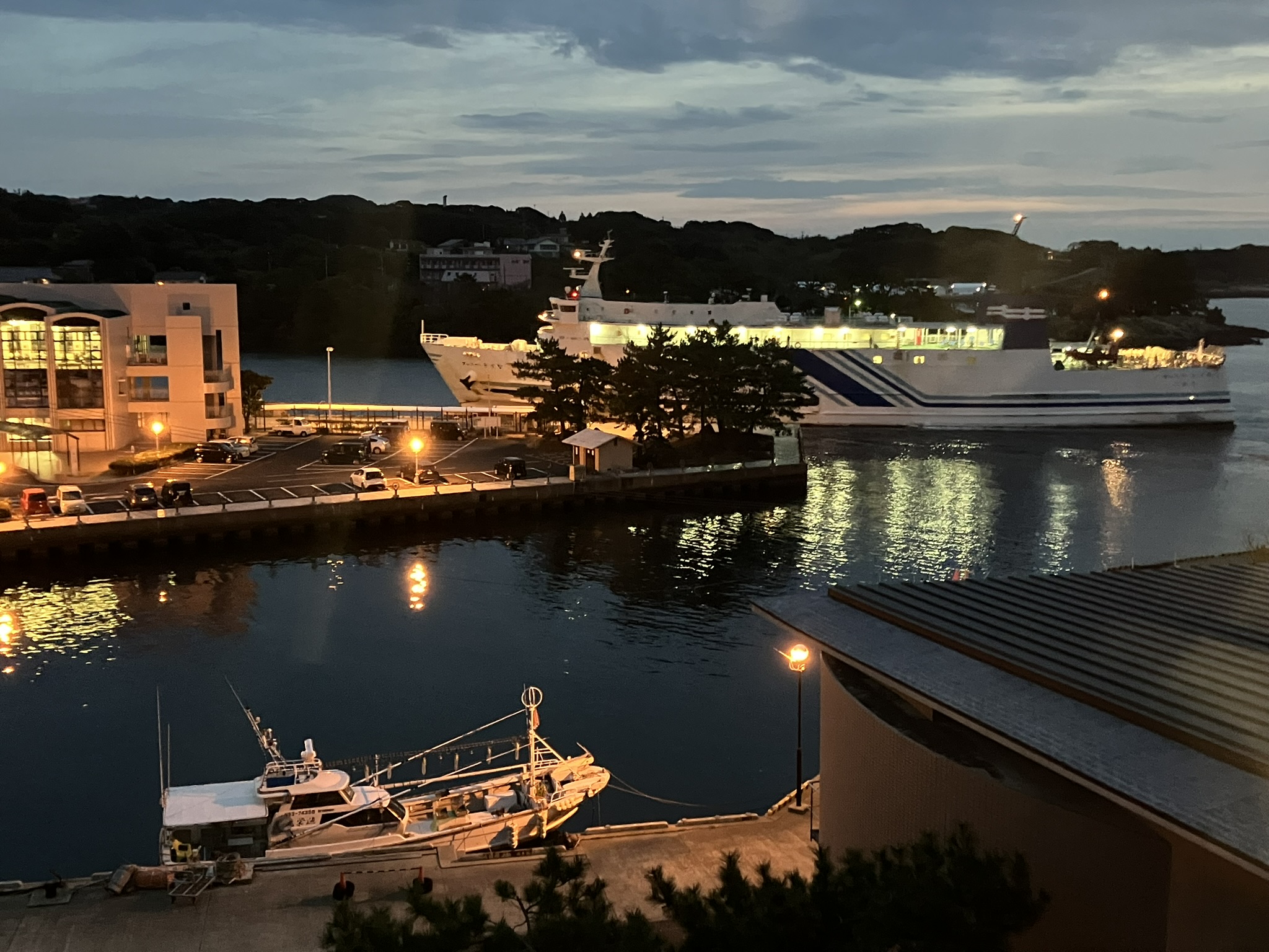 目の前にフェリーが入ってきます