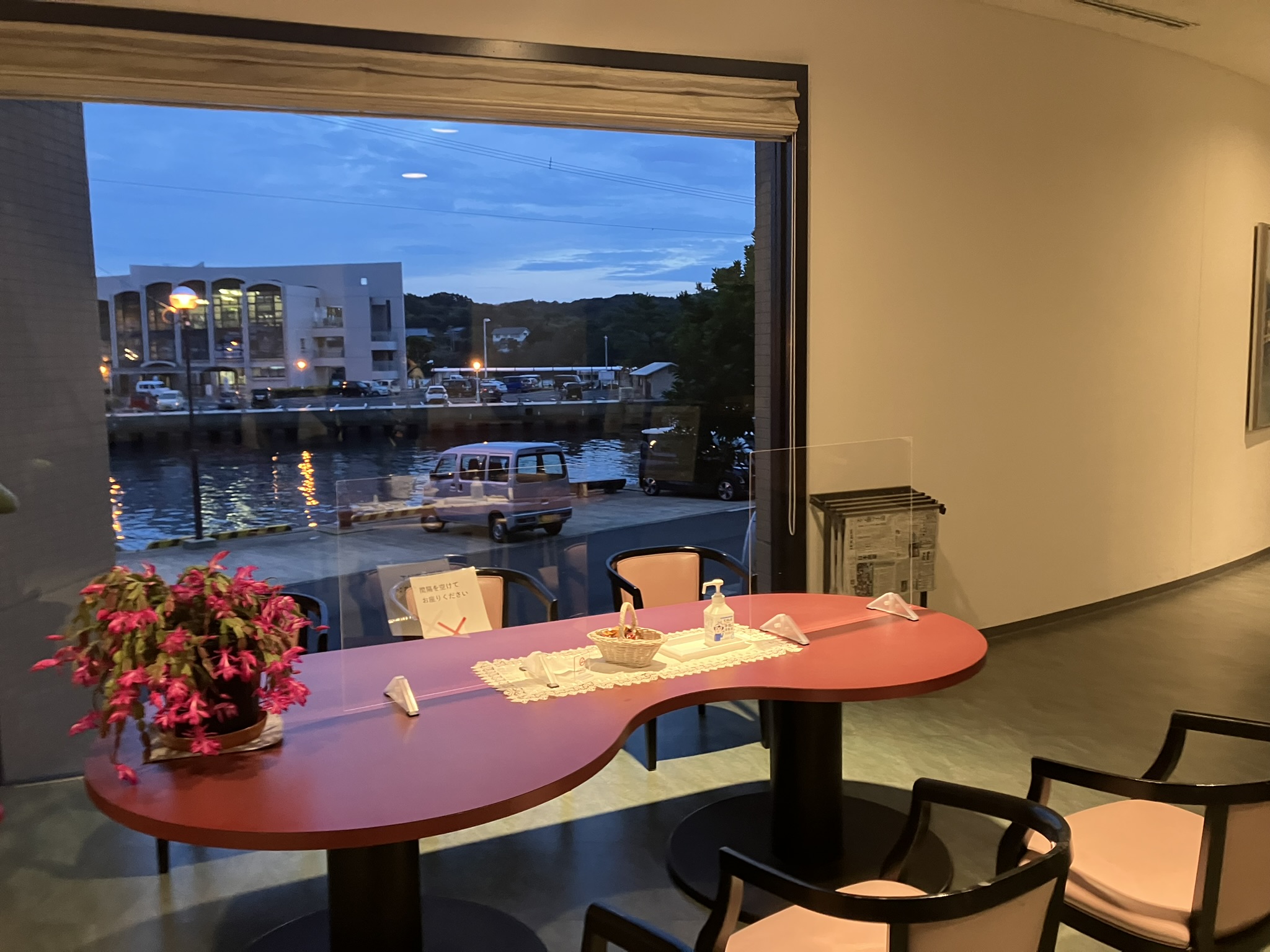 ロビーからフェリー乗場を望む