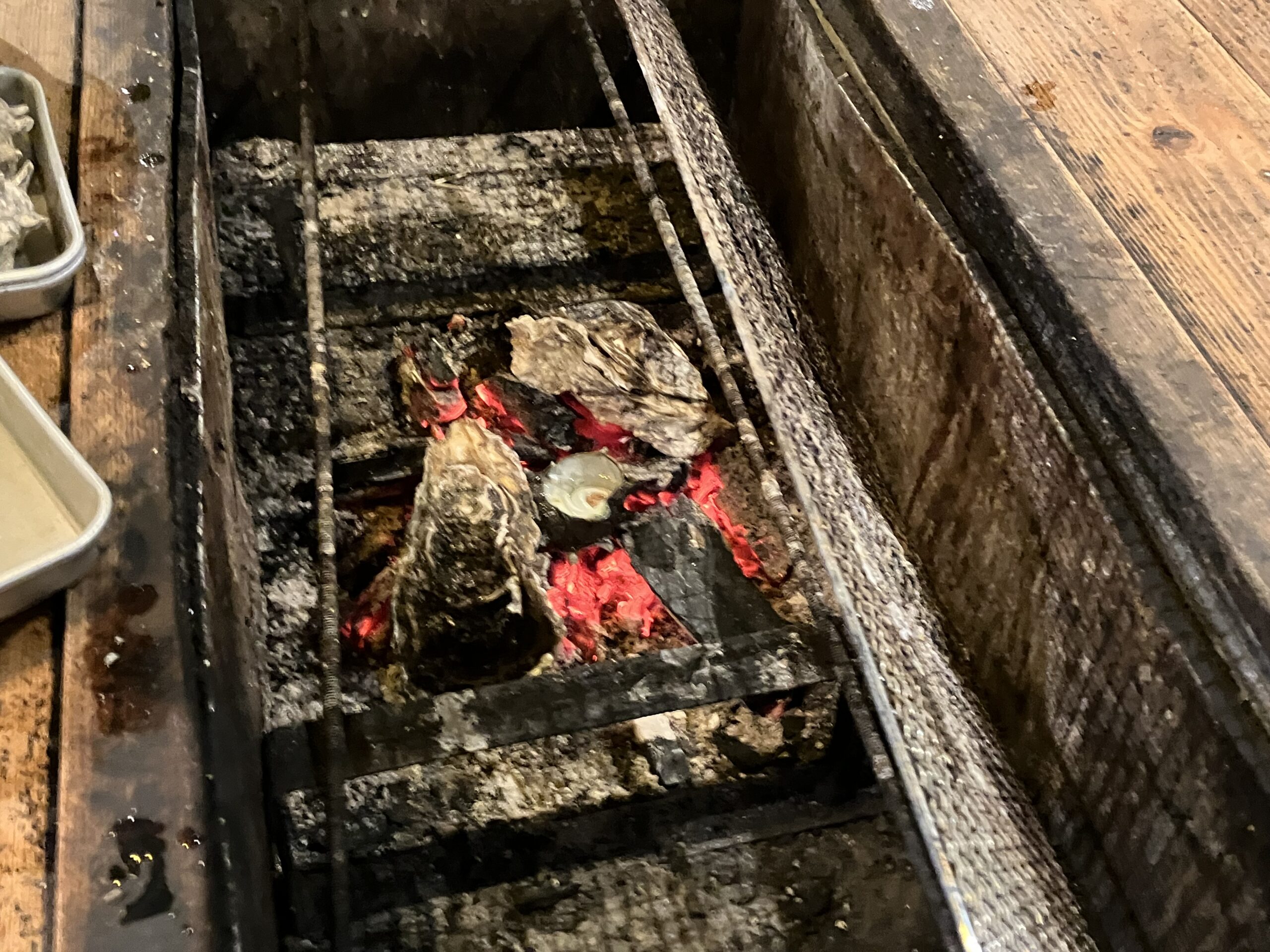 囲炉裏で焼かれる新鮮な魚貝