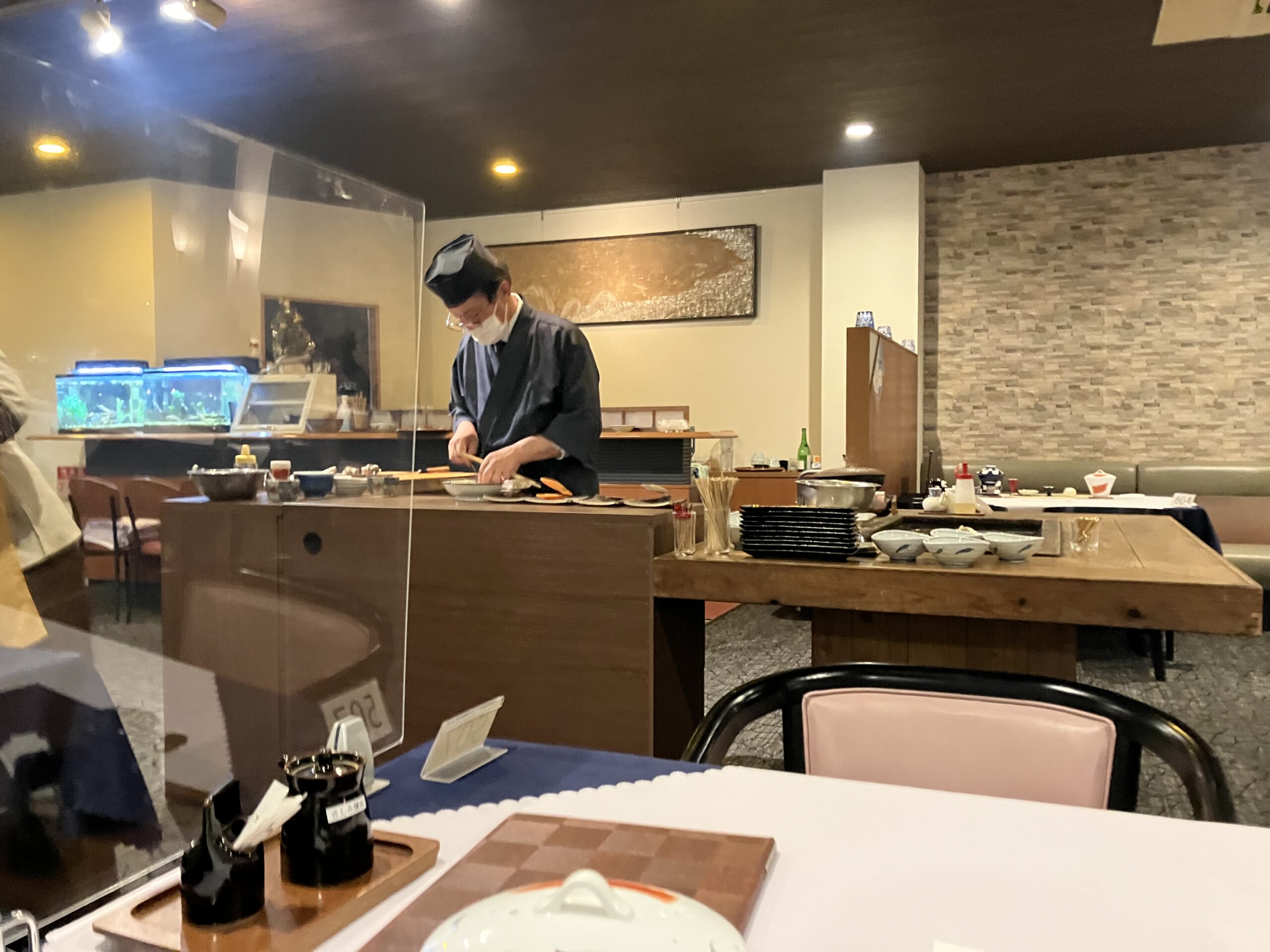 中央の囲炉裏のある調理場でお一人で切り盛りする吉田社長