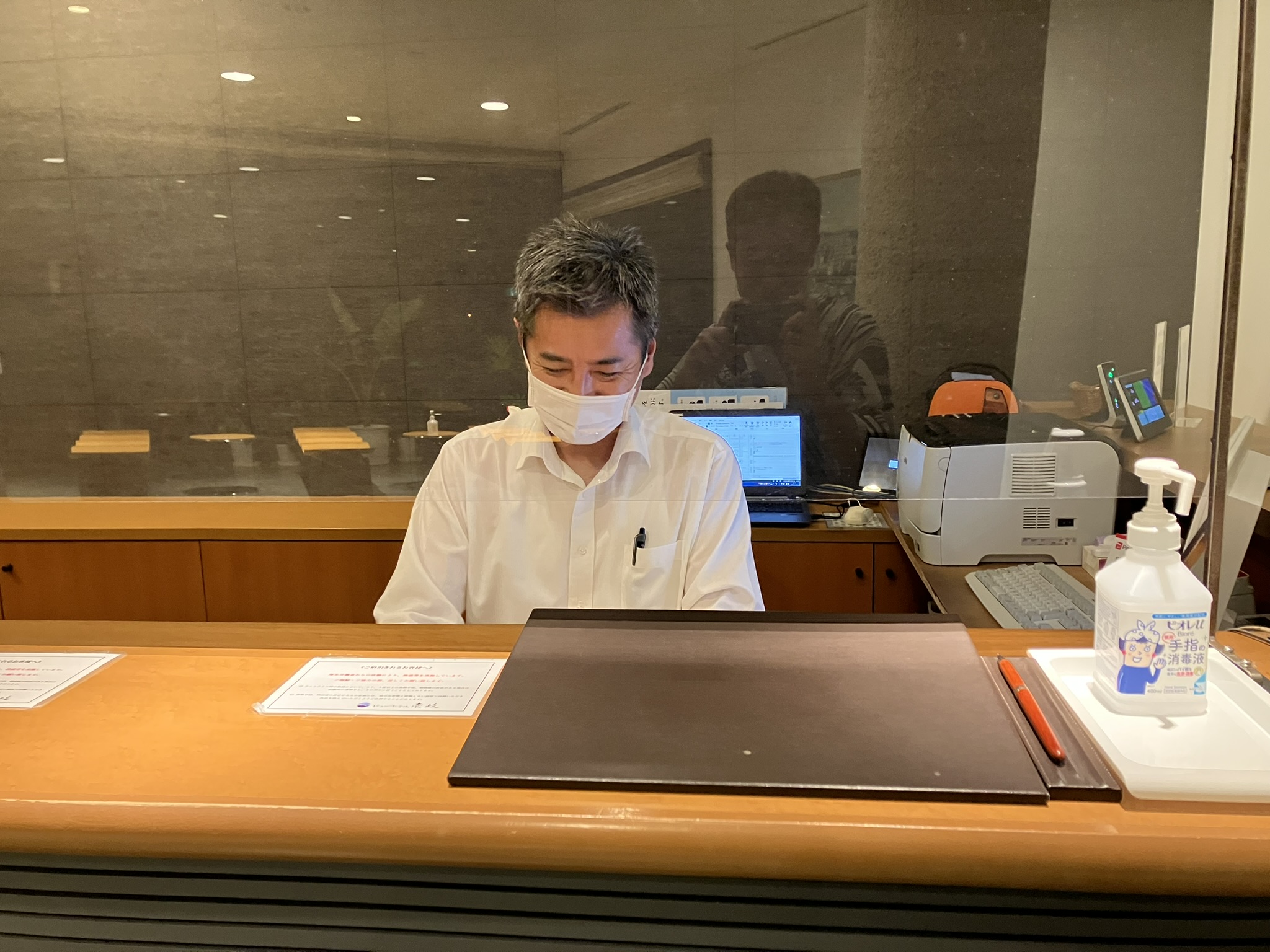 丁寧な接客でテキパキと仕事をする齊藤さん