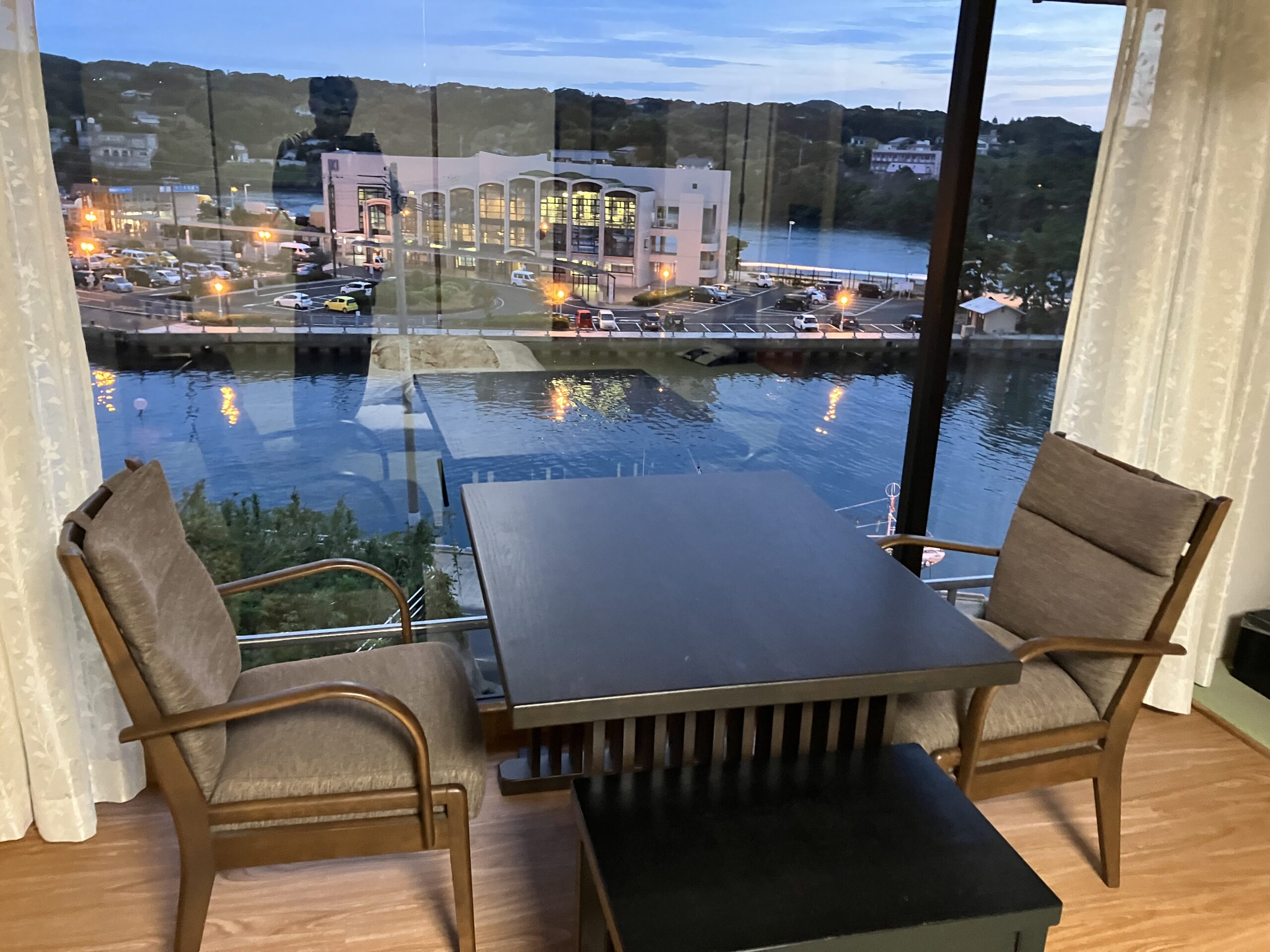 大きな窓からはフェリー乗場が目の前