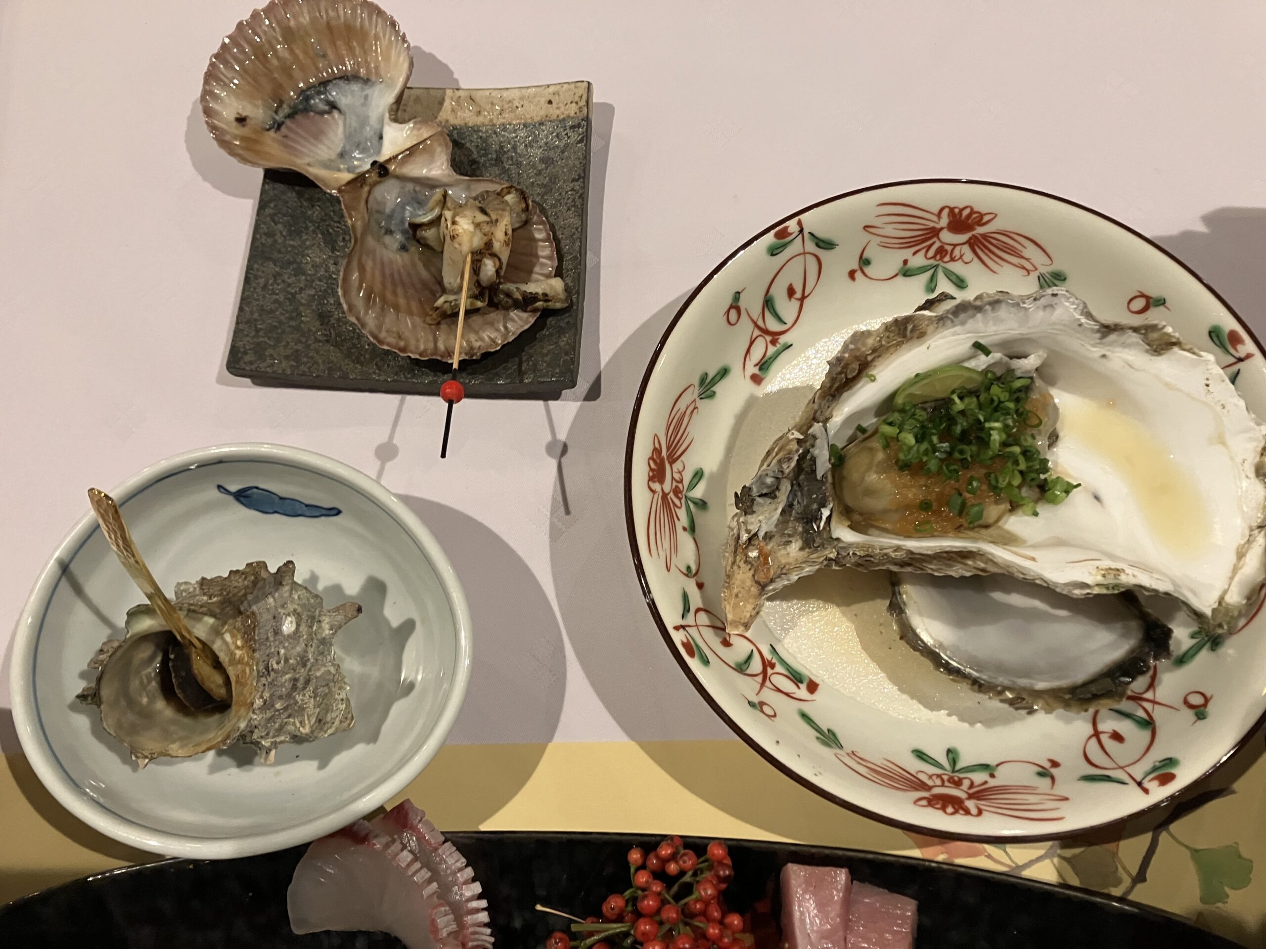 巨大でプリプリの岩牡蠣、帆立、サザエ