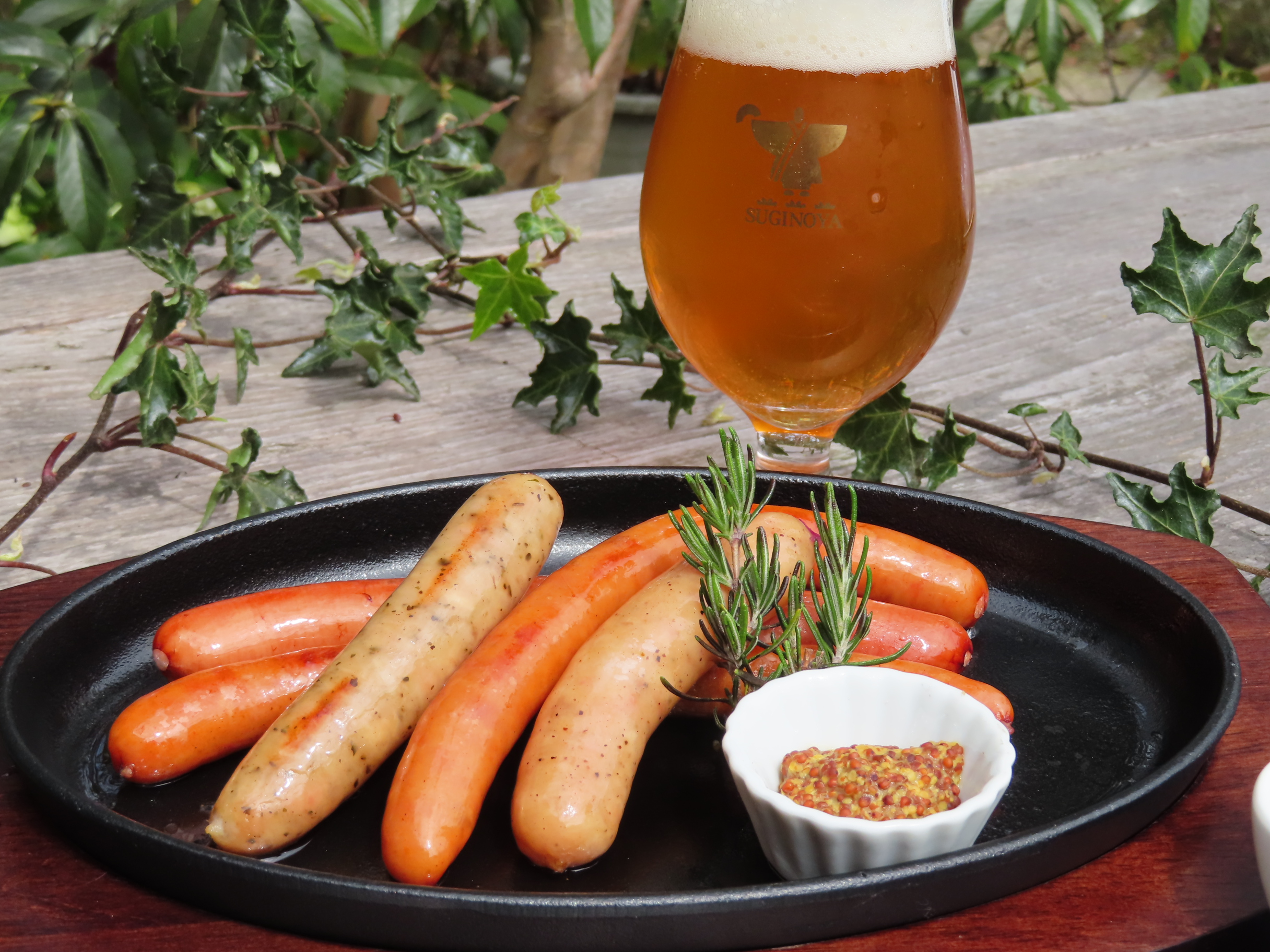 ガーデンカフェで軽食やコーヒー、地ビールはいかが？