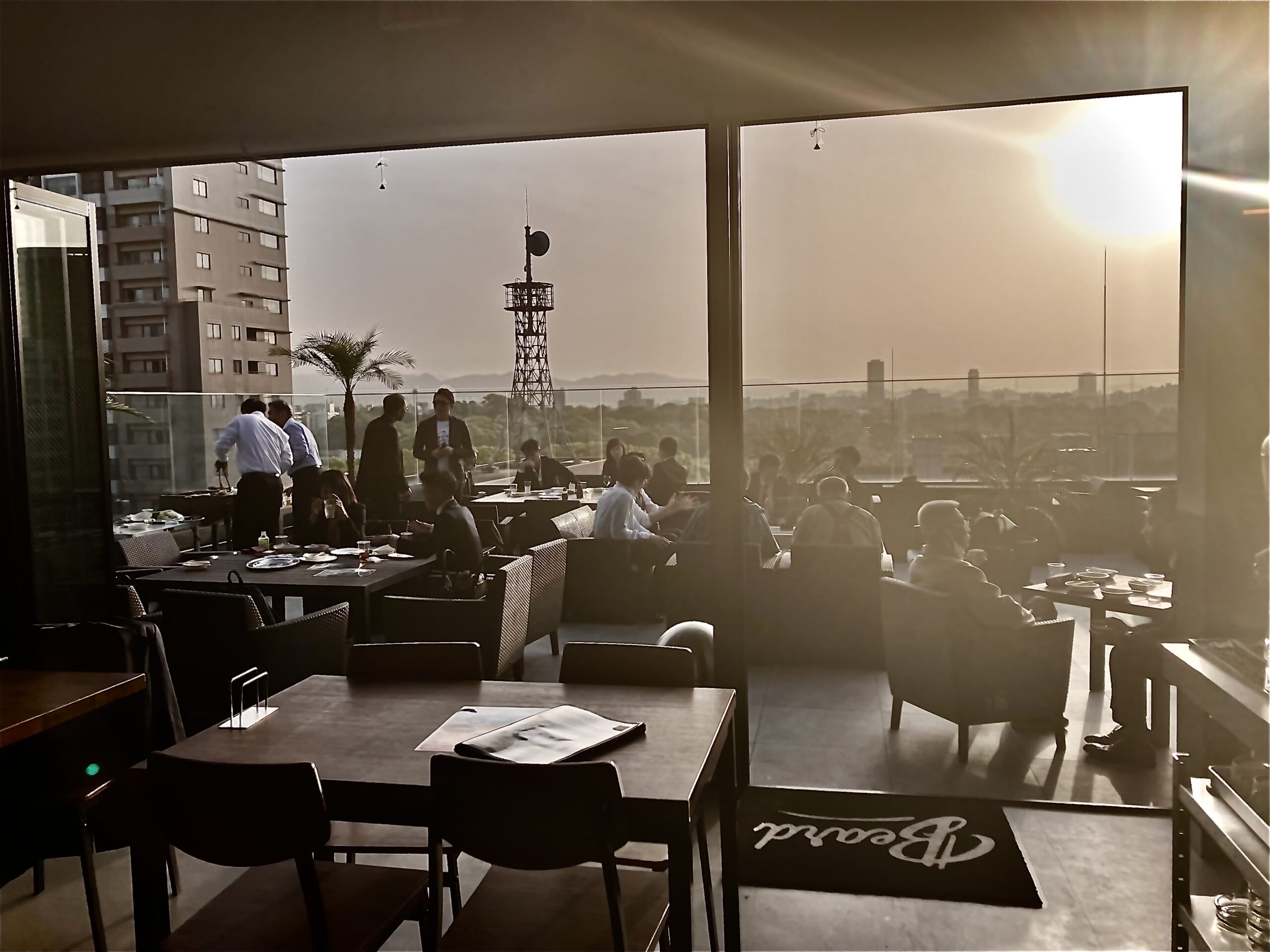 店内席からロフト席を望む