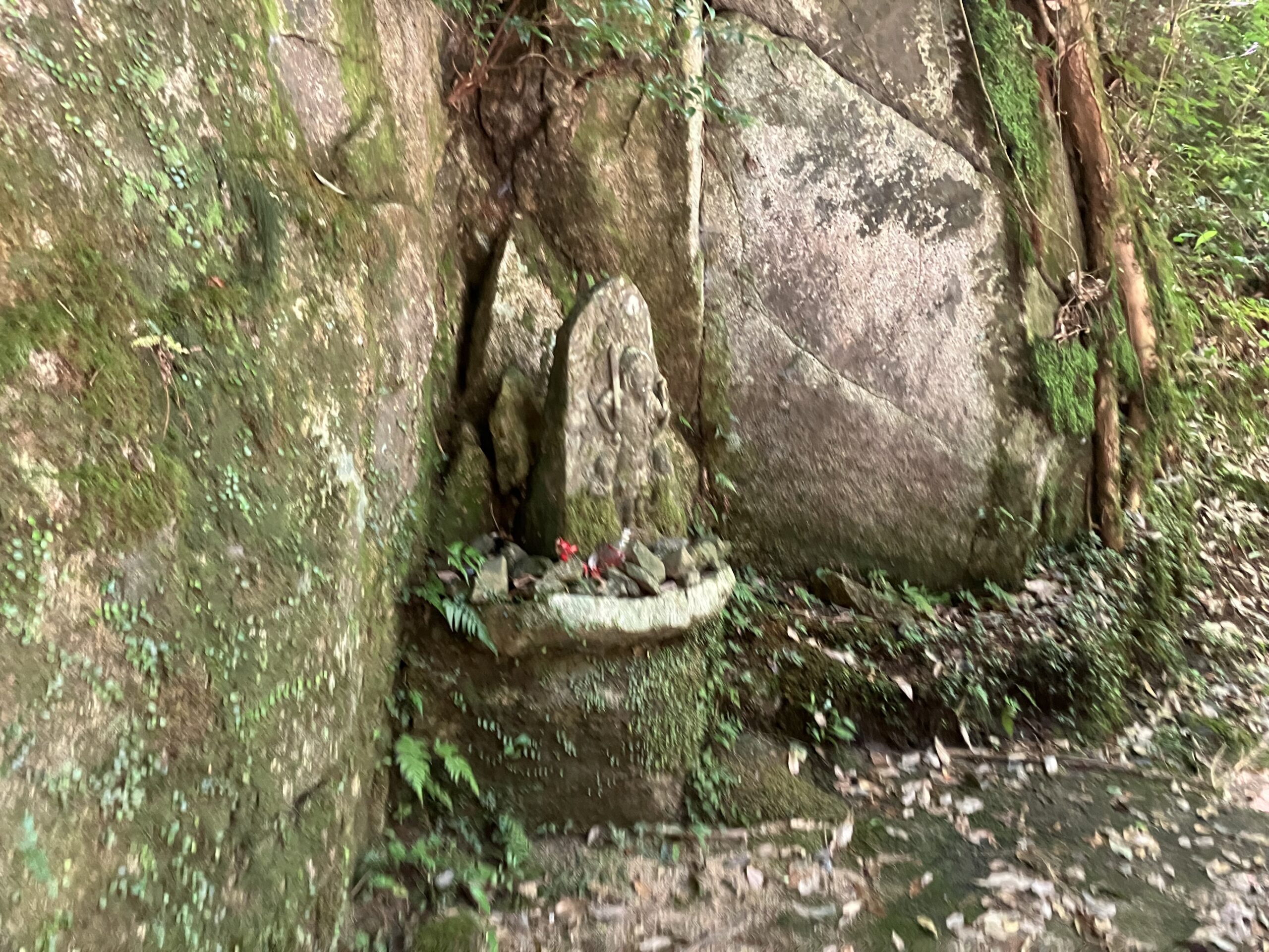 橋横に祀られる石像