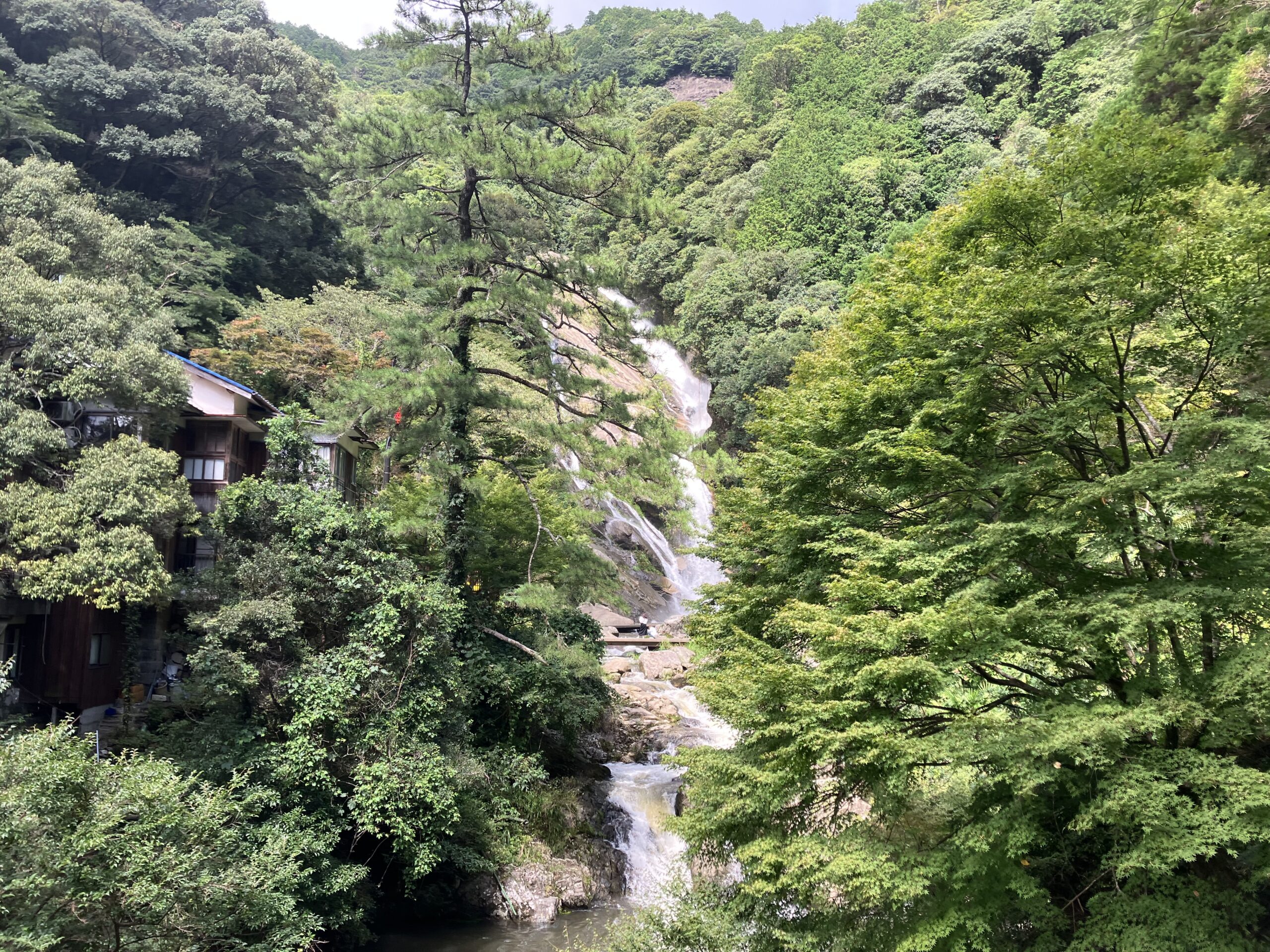 あじさい橋から滝を望む