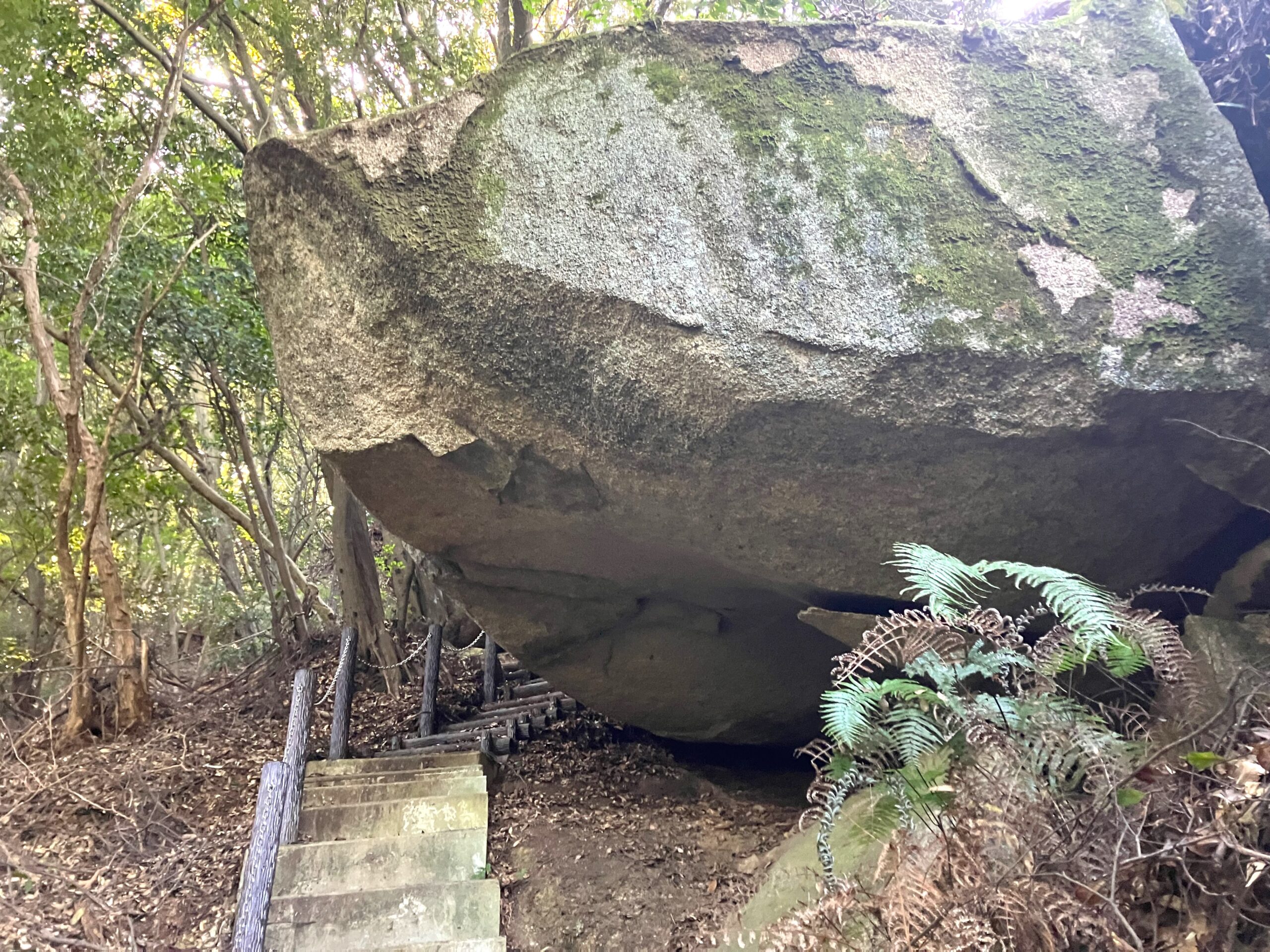 巨岩の下を通過