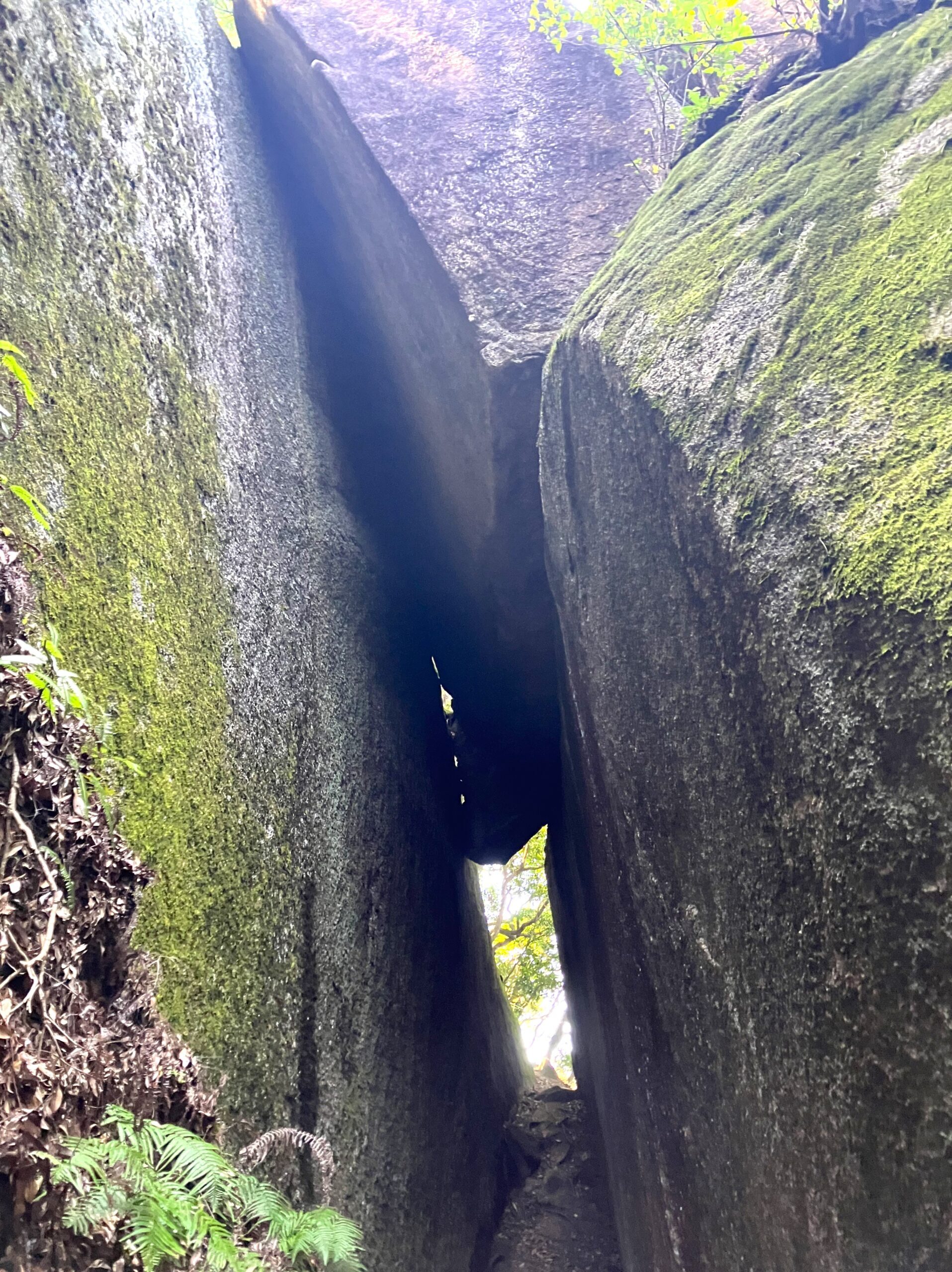 巨岩のトンネル