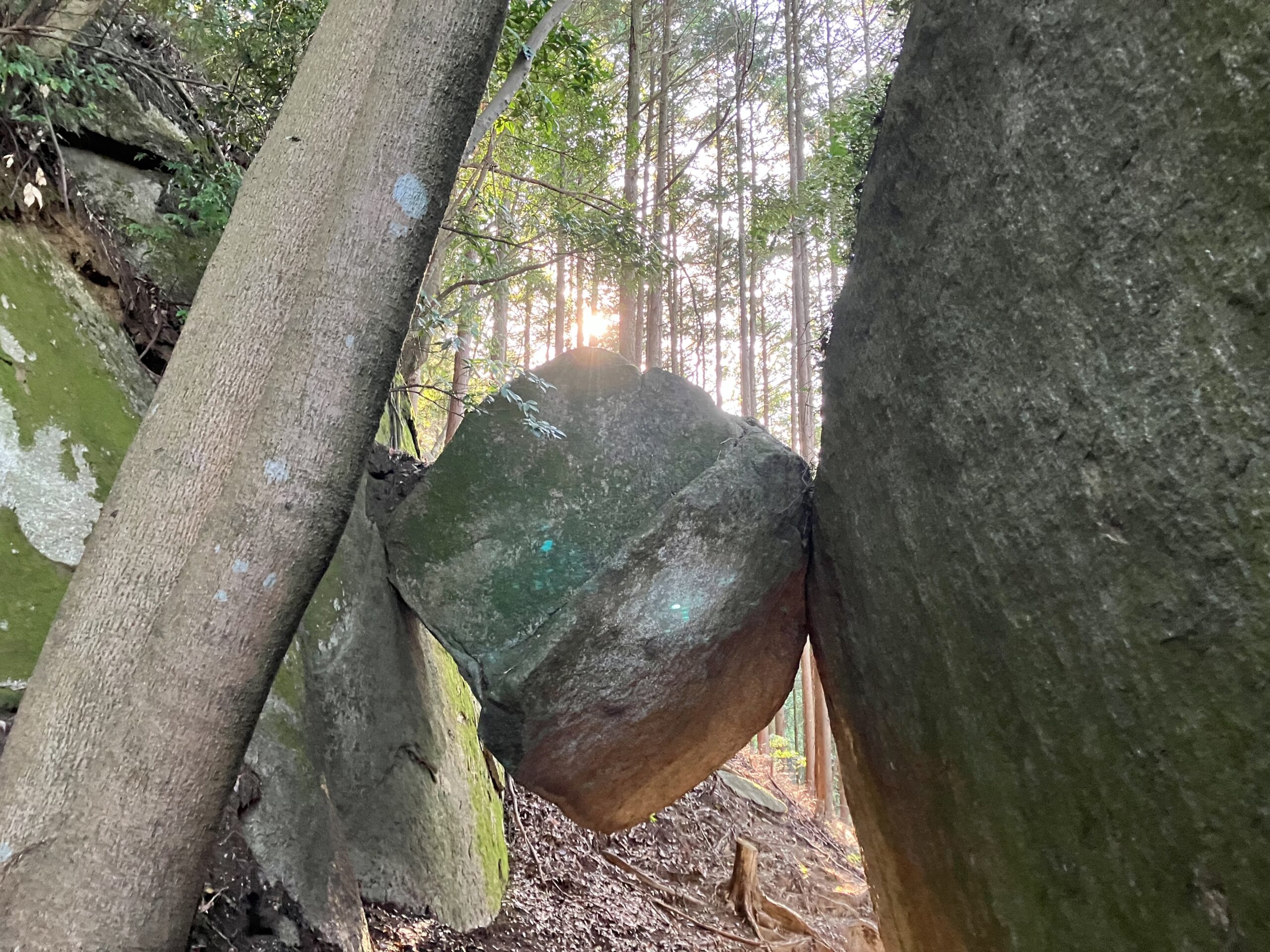 「落ちない岩」上に夕日