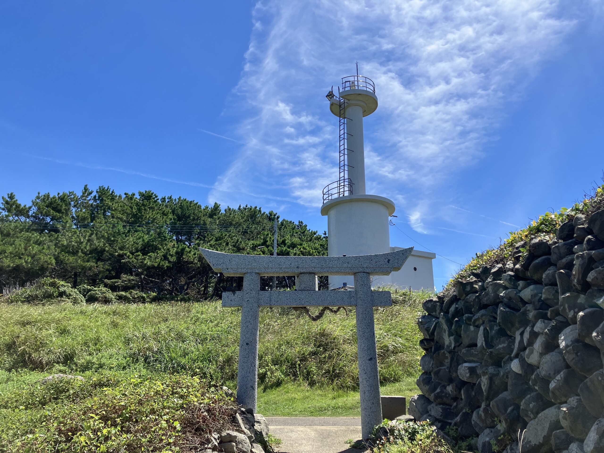ご神体岩側の鳥居と灯台