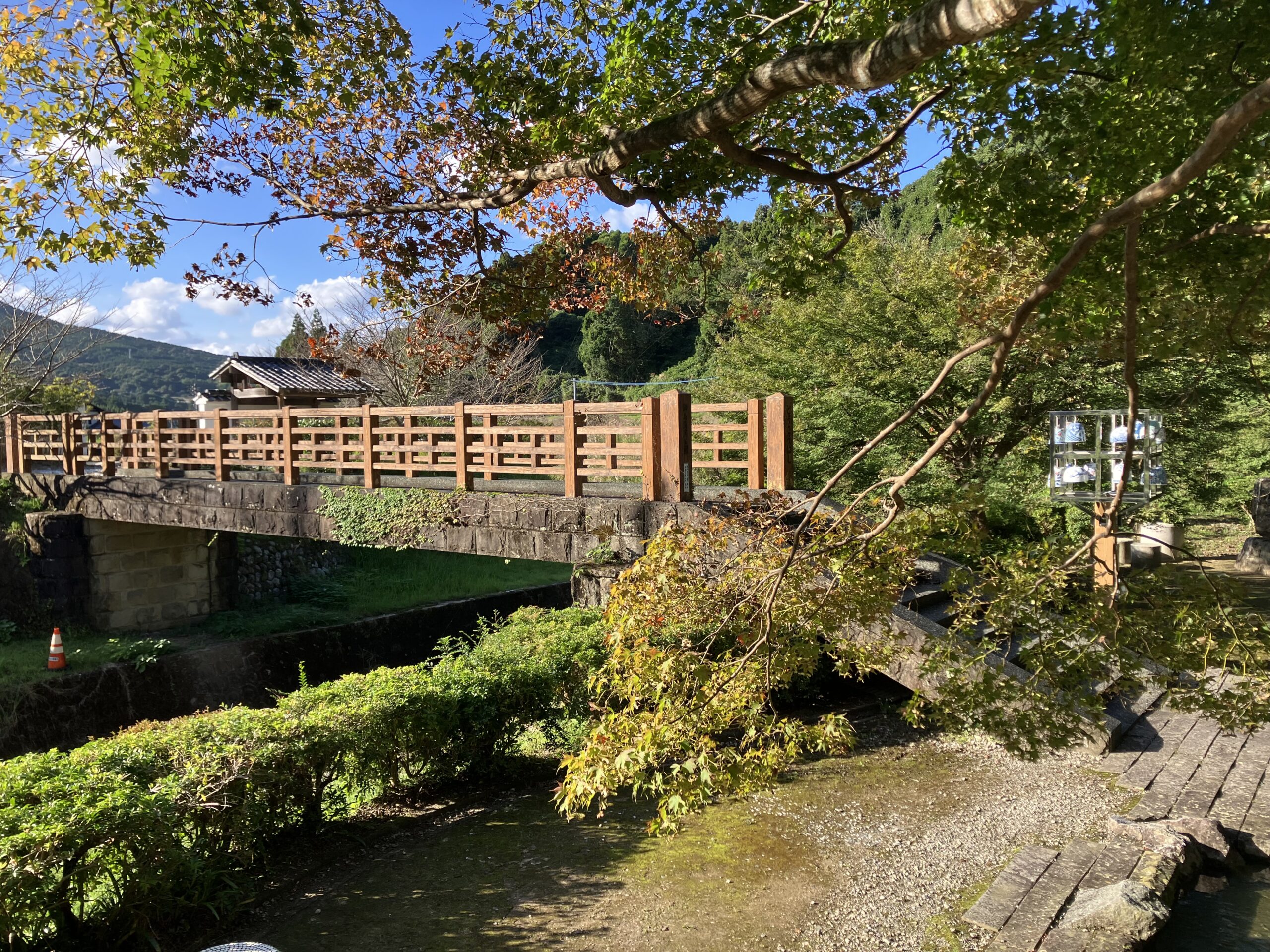 唐臼小屋と陶器の鐘前の橋