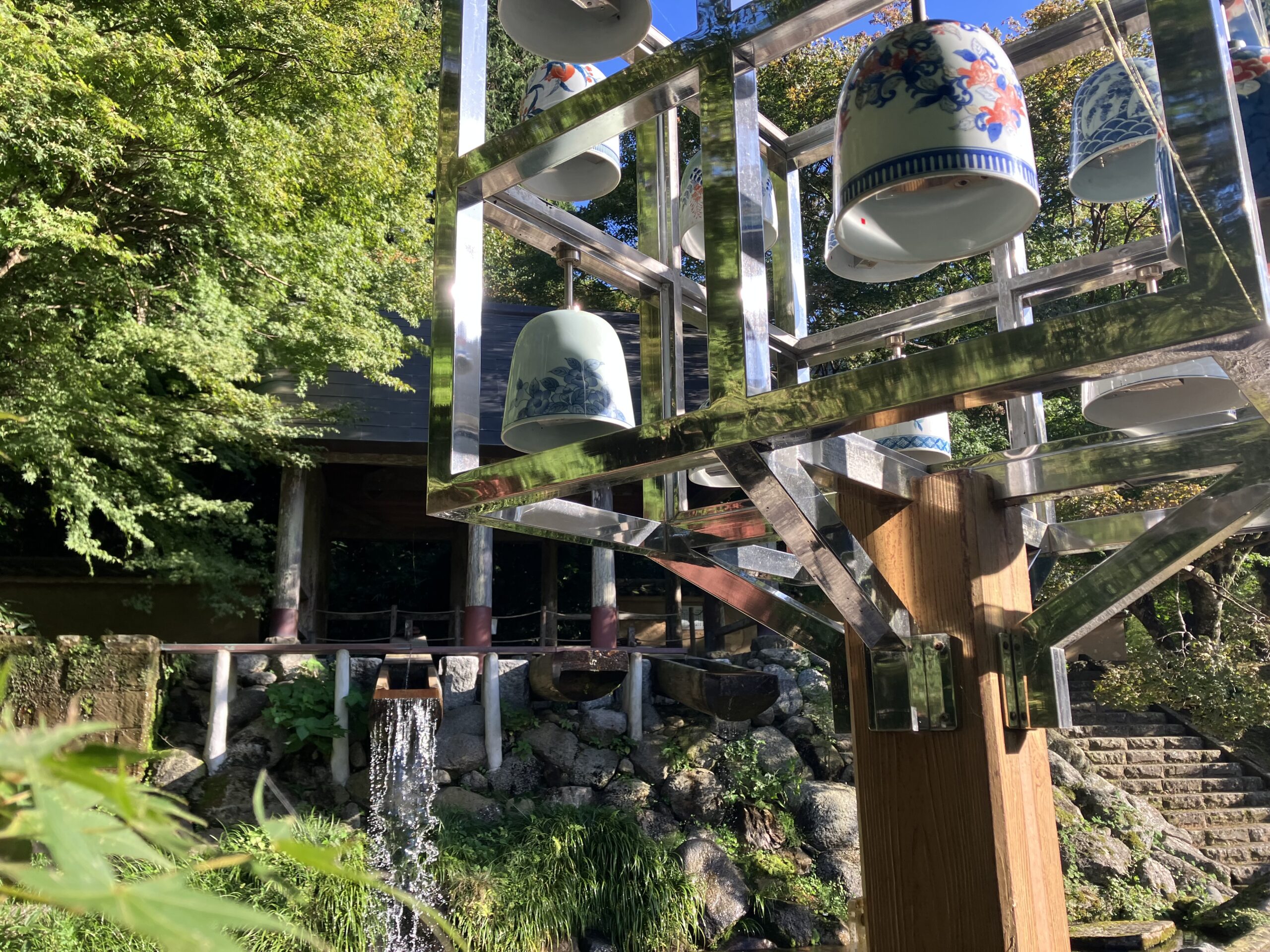 唐臼小屋と陶器の鐘