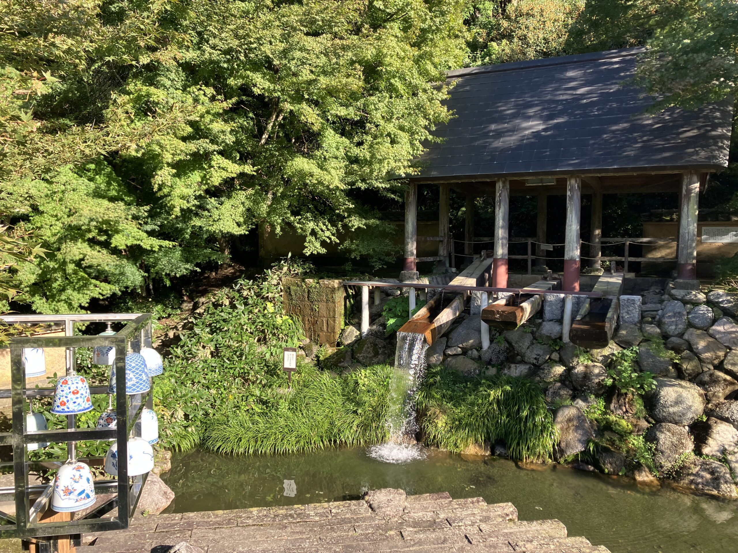 唐臼小屋と陶器の鐘