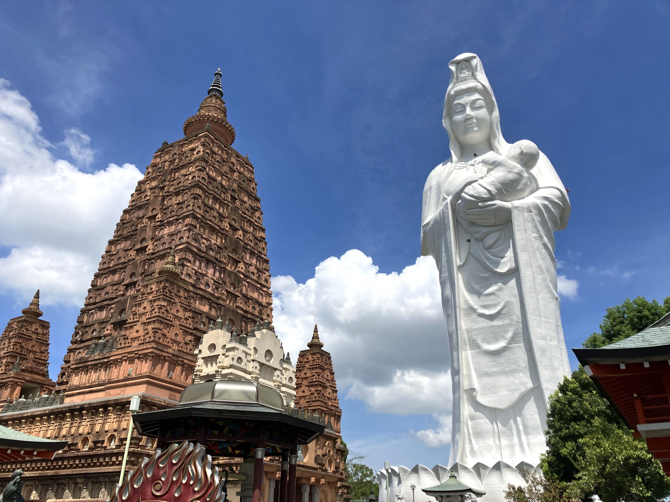 救世慈母大観音像