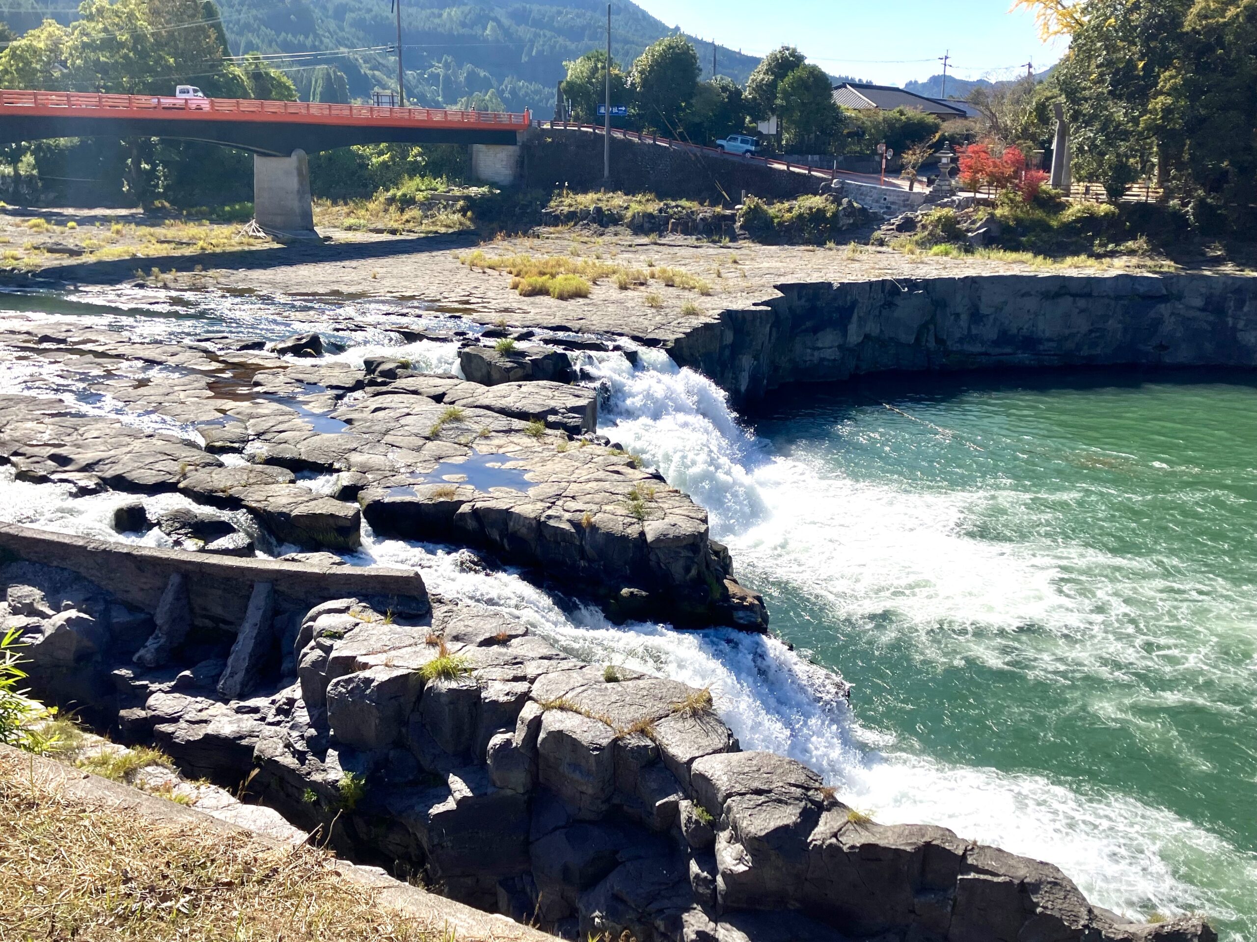 橋手前の駐車場から