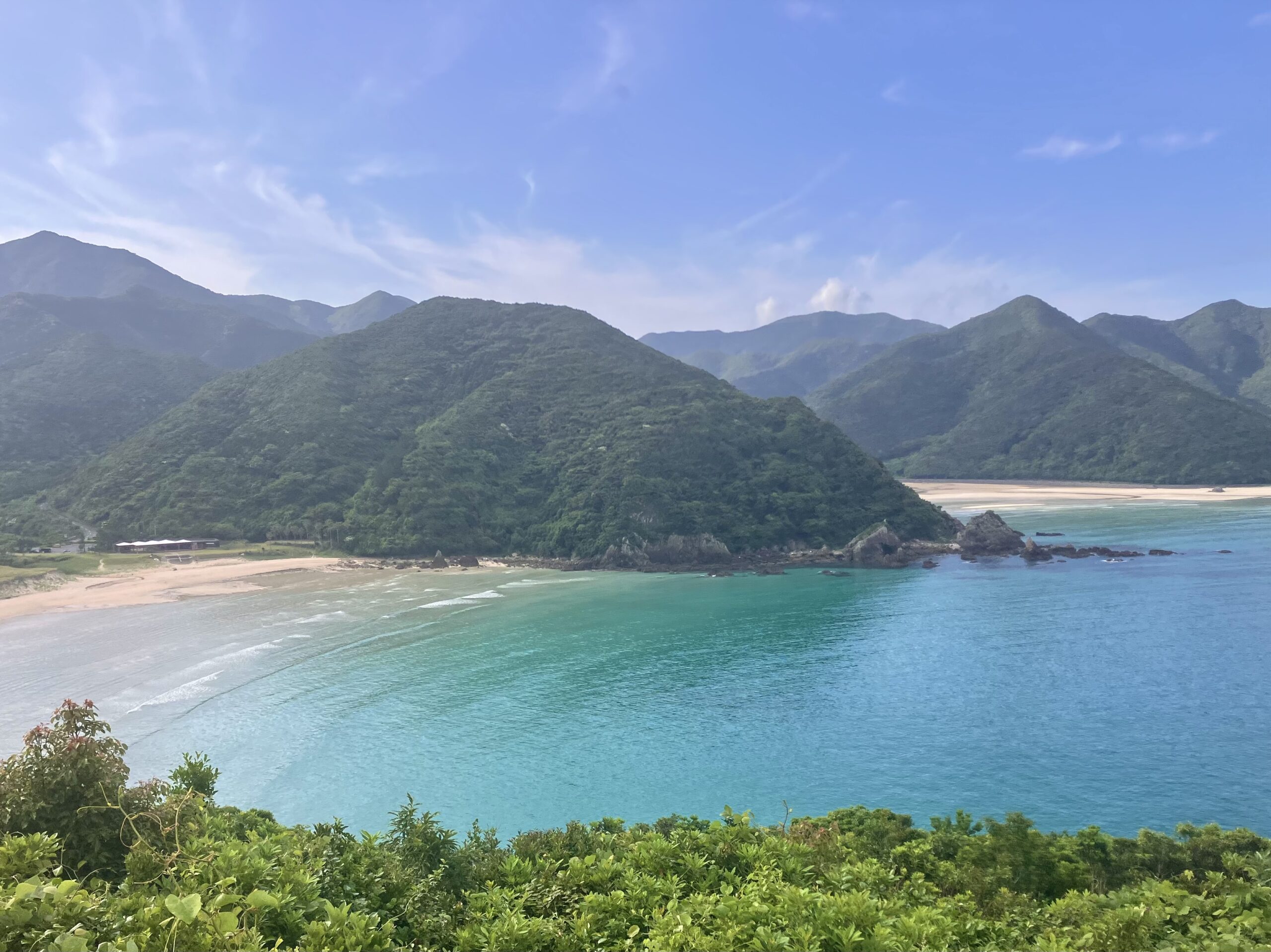 高浜海水浴場を見下ろす魚藍観音展望台